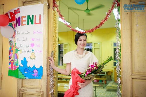 Hoa hậu Ngọc Hân dịu dàng về thăm trường cũ